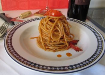 spaghetti integrali con sugo alle noci