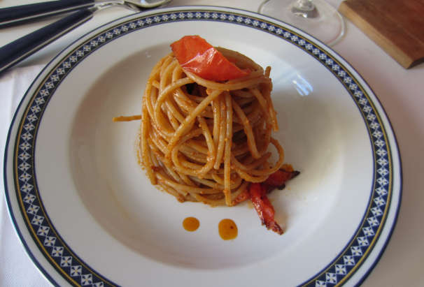 Ed ecco gli spaghetti integrali con sugo alle noci, pronti per essere gustati: