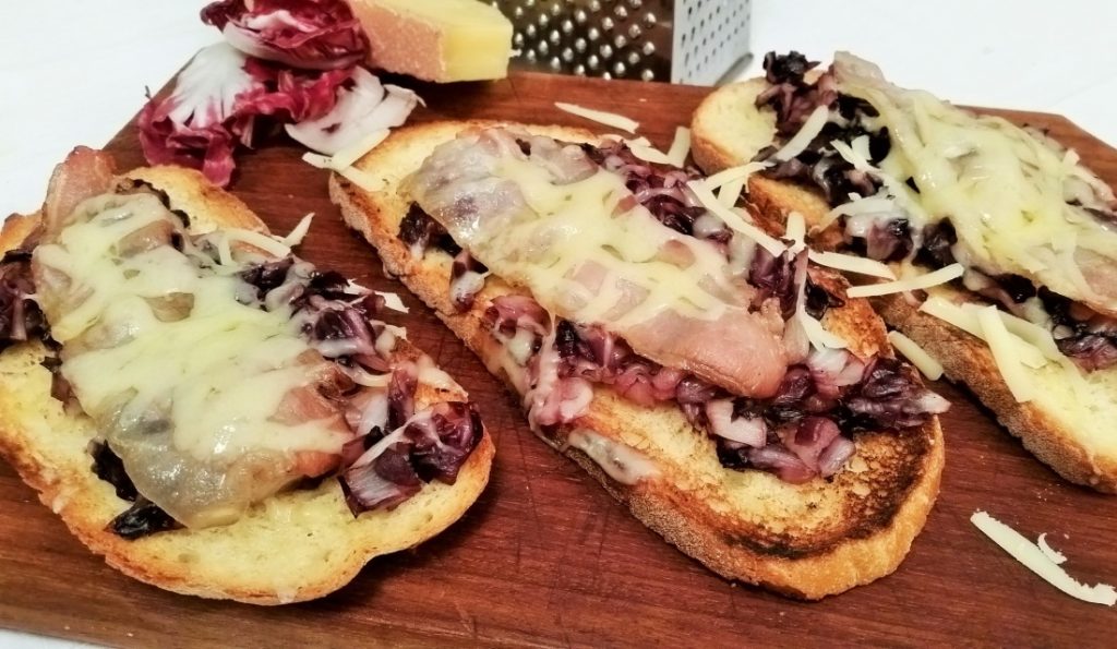 crostoni con radicchio e formaggio