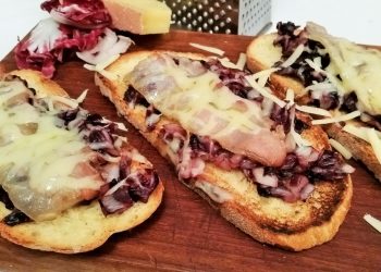 crostoni con radicchio e formaggio