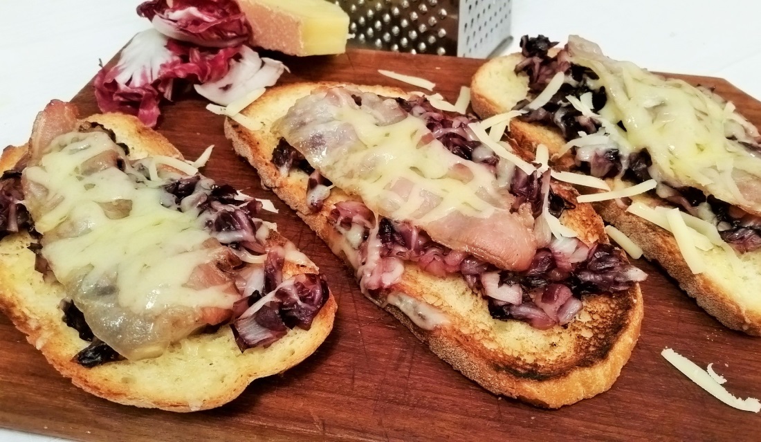 Crostoni con radicchio e formaggio