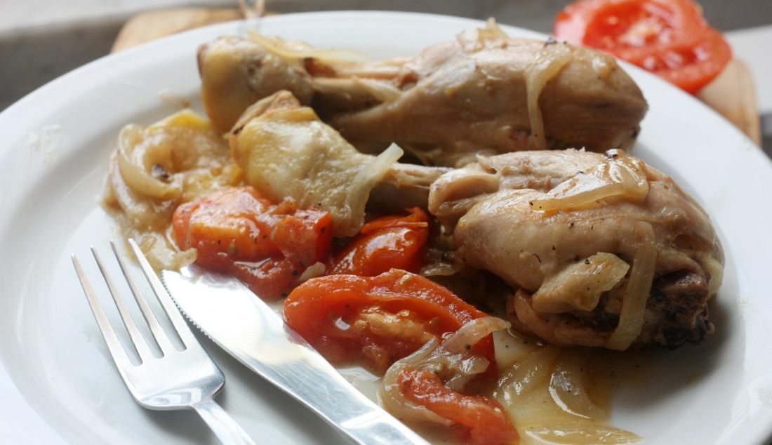 Fusi di pollo al vino bianco con pomodoro e cipolla