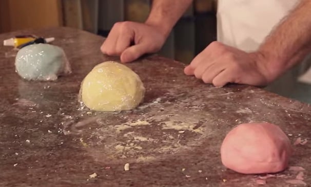 Ed ecco una foto della pasta di zucchero pronta per essere utilizzata per la decorazione di torte e dolcetti: