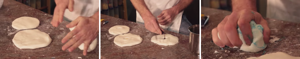 A questo punto si può iniziare a colorare la pasta di zucchero. La prima cosa da fare è dividere il composto in panetti, tanti quanti i colori che ci occorrono, poi bisogna stenderli, applicare il colorante alimentare (la quantità dipende dall’intensità del colore che volete ottenere) e impastare affinché il colore sia omogeneo.