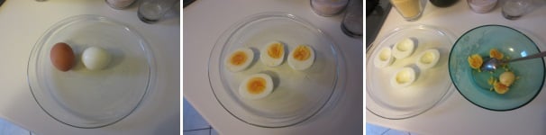 Cuocete le uova 8 minuti dal momento di ebollizione. Mettetele sotto un getto di acqua fredda e fatele raffreddare completamente. Sgusciatele, tagliatele a metà ed estraete i tuorli, aiutandovi con un cucchiaino.