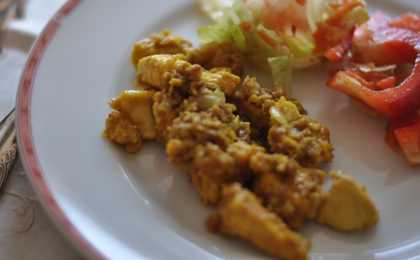 Impiattamento finale: Bocconcini di pollo al curry_