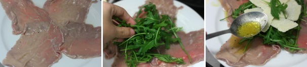 Trascorso il tempo di marinatura trasferite la carne su un piatto ed aggiungete al centro le foglie di rucola e le scagli di Parmigiano Reggiano. Versate il succo rimasto sulla carne per mantenerla umida e saporita.