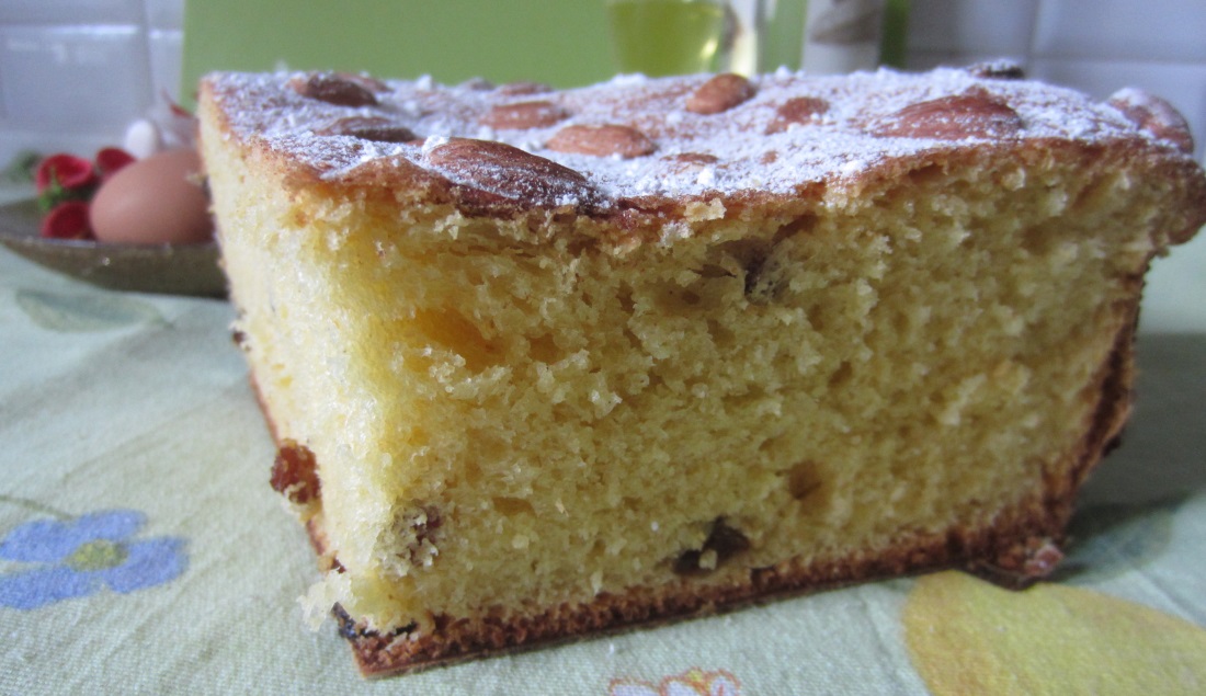 Ed ecco una foto di una fetta di questa deliziosa colomba di Pasqua, pronta per essere gustata: