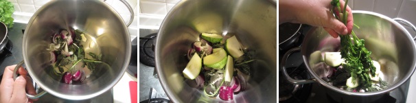 Mettete in una pentola alta l’aglio, la cipolla tagliata grossolanamente e i rametti di basilico insieme con il gambo. Aggiungete la zucchina a pezzi e il prezzemolo intero.