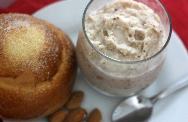 Ed ecco una foto della granita alla mandorla accompagnata dalla tipica brioche:
 