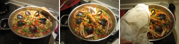 Disponete sulla paella le cozze, le vongole e gli scampi. Spegnete il fuoco e coprite la paellera con della carta da forno bagnata e strizzata e lasciate riposare per 5 minuti. Decorate con spicchi di lime e servite.