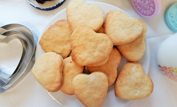 Ed ecco a voi dei fragranti biscotti preparati con la pasta frolla allo yogurt, pronti da mangiare e gustare. Se non tenete alla linea o per una volta volete fare un’eccezione, vi consiglio di utilizzare della marmellata per farcirli a vostro piacimento.