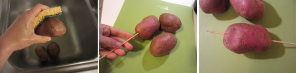 Lavate le patate con una spugna e sciacquatele bene. Infilzate uno spiedino in ogni patata partendo dalla base, facendo in modo che la attraversi tutta.