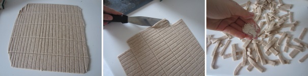 Tagliate le strisce a pezzi lunghi circa 5-7 cm. Disponetele sul piano di lavoro, cospargete un po’ con la farina e lasciate asciugare all’aria per almeno un’ora.