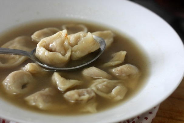 Ed ecco una foto di un ottimo piatto di tortellini fatti in casa, serviti accompagnati da un buon brodo di carne: