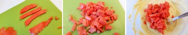 Tagliate il salmone a fettine sottili e procedete sminuzzandolo in piccoli pezzetti. Aggiungete il salmone alla salsa con i tuorli e yogurt.