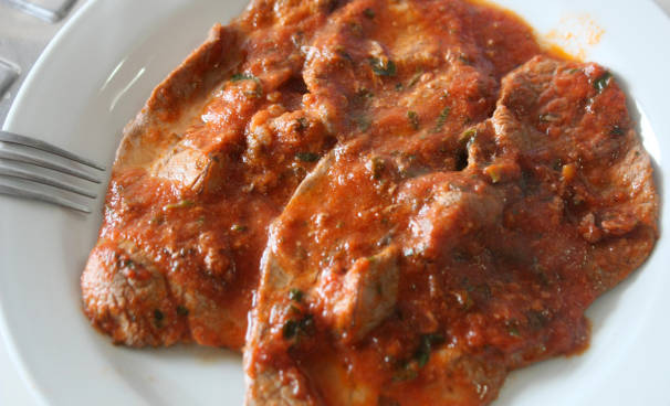 Ed ecco una foto delle fettine di carne alla pizzaiola, pronte per essere portate in tavola: