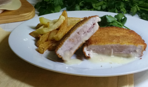 Servite i cordon bleu caldi accompagnati da un buon contorno, come una fresca insalata o delle sfiziose patatine fritte.