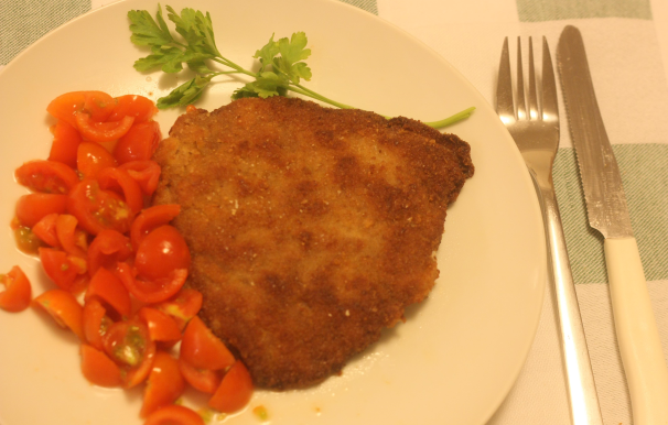 Servite la cotoletta alla valdostana ben calda, magari accompagnata da un’insalatina di pomodoro ciliegino.