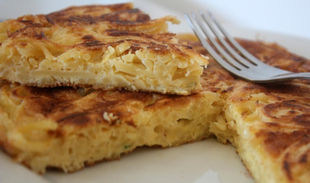 Servite la vostra frittata di pasta ben calda oppure fredda, è ottima in entrambi i casi!