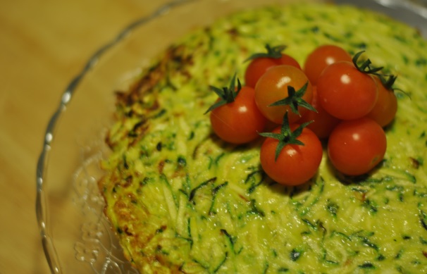 Sfornate e servite la frittata di zucchine al forno calda, tiepida o fredda, a seconda dei vostri gusti e della stagione.