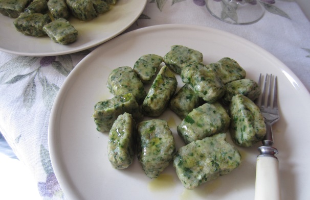 Condite gli gnocchi all’ortica con dell’olio extravergine di oliva e servite.