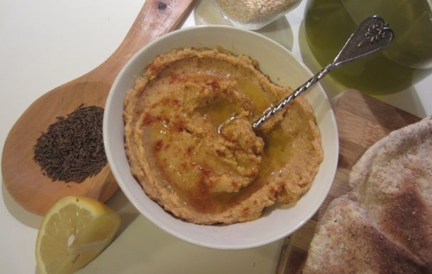Trasferite l’hummus in una ciotola, condite con abbondante olio extravergine di oliva e servite.