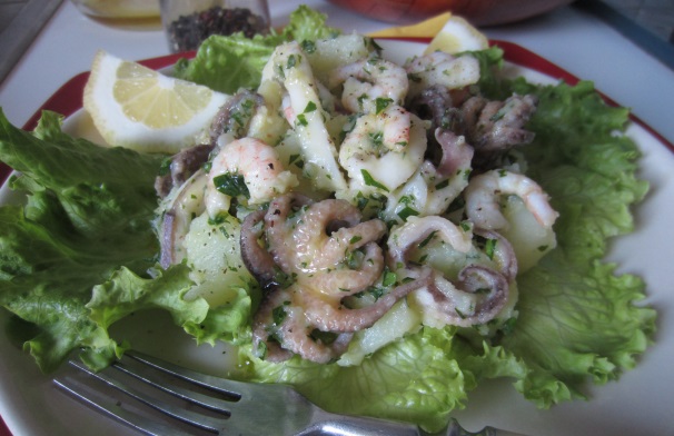 Ed ecco l’insalata di mare pronta per essere gustata.