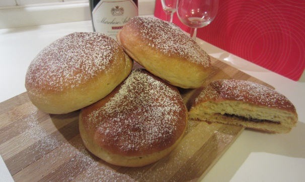 Servite i krapfen al forno tiepidi o freddi con una tazza di tè o un bicchiere di latte.