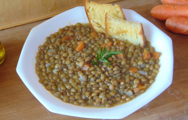 Servite le lenticchie in umido calde oppure tiepide, accompagnate da bruschette di pane o da crostini di pane.