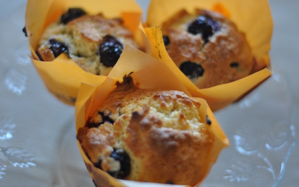 Lasciate intiepidire e poi servite questi deliziosi muffin ai mirtilli.