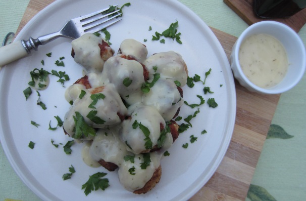 Friggete le polpette per circa cinque minuti e servitele calde con la salsa che preferite.