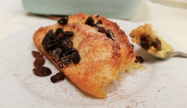 Porzionate il pudding di pane appena sfornato e servitelo ben caldo.