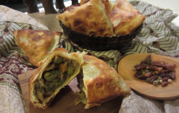 Servite la samosa di verdure ben calda.