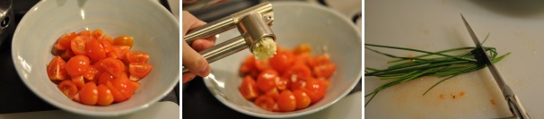 Lavate sotto acqua corrente i pomodorini e tagliateli a spicchi. Metteteli in un recipiente con un cucchiaio di olio extravergine. Pulite l’aglio e schiacciatelo con l’apposito attrezzo, unendolo ai pomodorini. Tagliate il più sottile possibile l’erba cipollina e unite anch’essa ai pomodori. Regolate di sale e lasciate riposare.