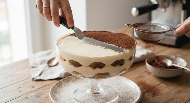 Con l’aiuto di una spatola (potete utilizzare anche un grande coltello), livellate la crema a filo della coppa. Spolverizzate con abbondante cacao amaro e riponete in frigorifero per un paio di ore.