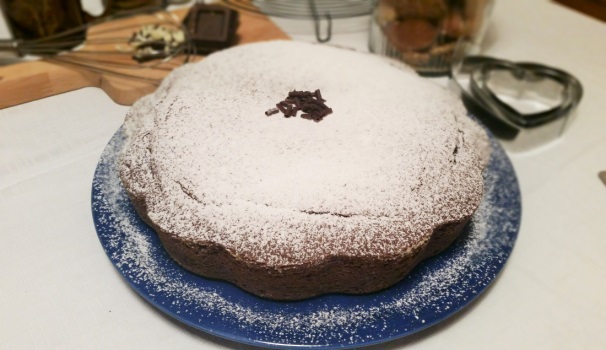 Servite la torta cosparsa con dello zucchero a velo.
 