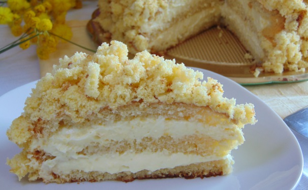 Ed ecco una fetta di questa deliziosa torta mimosa, pronta per essere gustata: