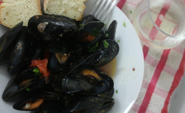 Servite le cozze alla tarantina accompagnate da crostini di pane e da un buon vino bianco.