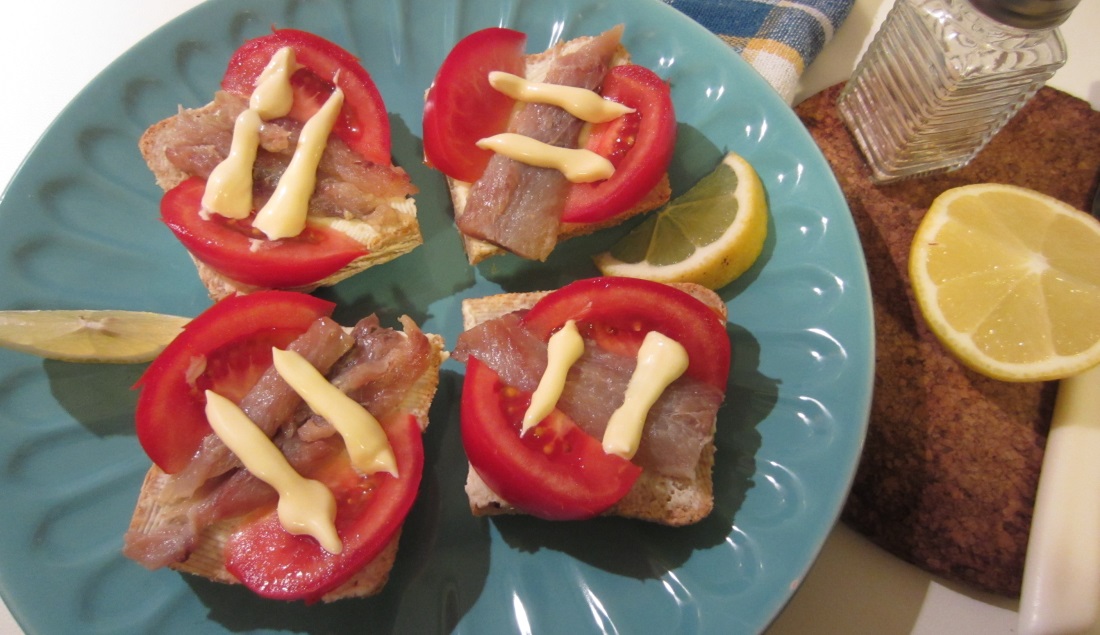 Crostoni alla svedese con anguilla affumicata