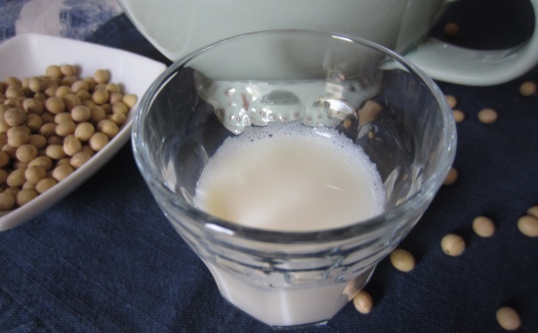 A questo punto il latte di soia fatto in casa è pronto. Servitelo come bevanda o utilizzatelo in altre ricette, dolci o salate.