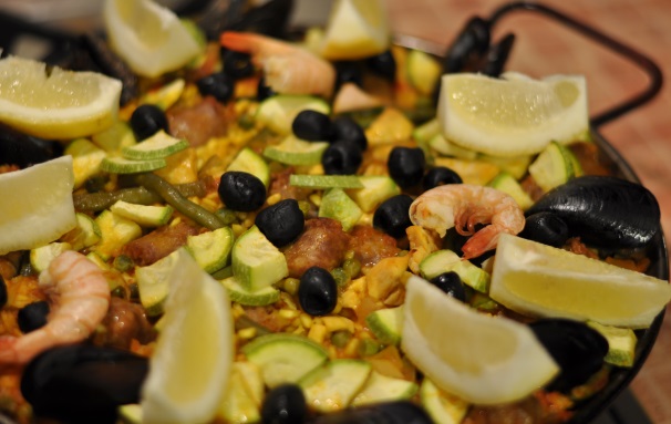 Servite la vostra paella mista con delle fette di limone.
 