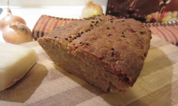 Sfornate il pane alle cipolla con formaggio e peperoncino e fatelo raffreddare leggermente prima di servirlo.