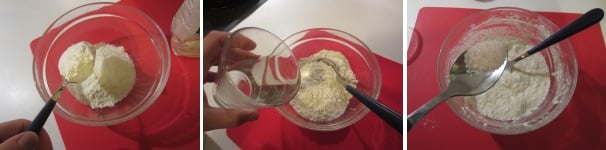 Versate in una ciotola il rapè di cocco. Aggiungete la farina e mescolate bene. Aggiungete l’acqua, quanta serve per ottenere un composto non troppo denso, né troppo liquido. Aggiungete il sale e rimescolate.
