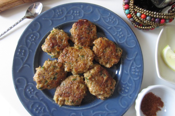 Servite le polpettine di pesce alla tunisina calde oppure fredde, magari accompagnate da una fresca insalata.