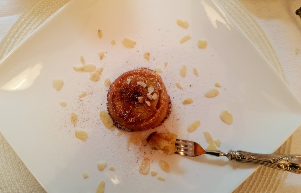 Decorate il vostro pudding di mele a piacere con scaglie di mandorle, zucchero a velo e cannella.