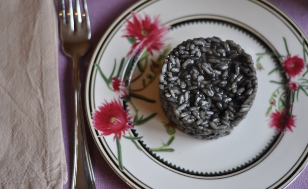 Ed ecco una foto di questo delizioso risotto al nero di seppia, pronto per essere gustato: