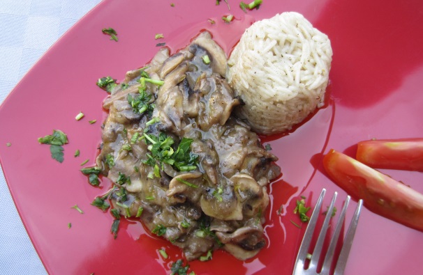 Rimescolate per amalgamare bene il tutto e servite la vostra salsa di funghi champignon.