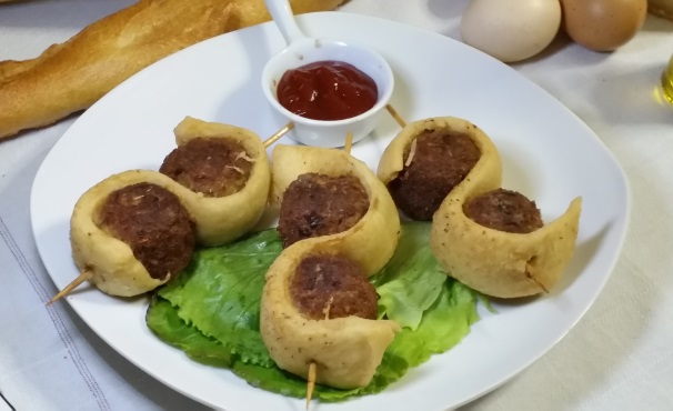 Una volta dorati e pronti servite i vostri spiedini di polpette in tavola ancora caldi.