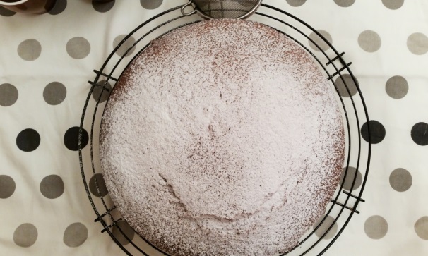 Decorate con dello zucchero a velo e servite la vostra squisita torta alla Nutella.
 